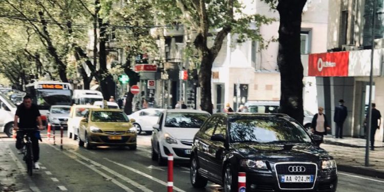 Korsitë e biçikletave dhe pallatet zhdukin vendet e parkimeve në Tiranë! Brenda lagjeve nisin sherret për një vend parkimi