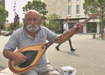 Aktori i madh Çun Lajçi befason në Sheshin Skënderbej…shet librat: Ramën e mallkova për teatrin, por e dua si artist