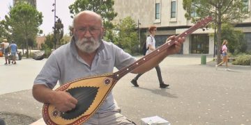 Aktori i madh Çun Lajçi befason në Sheshin Skënderbej…shet librat: Ramën e mallkova për teatrin, por e dua si artist