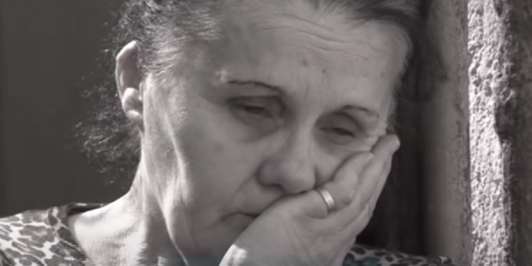 Fëmijët nga frika nuk flejnë në shtëpi, këngëtarja shqiptare që jeton mes skamjes apel shtetit: Më ndihmoni!