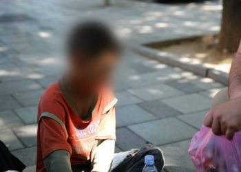 “Askush nuk më ndihmon, i marr fëmijët për të lypur se nuk kam ku t’i lë”