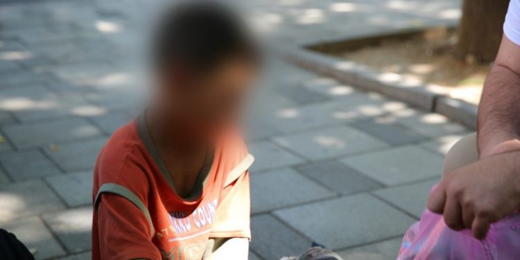 “Askush nuk më ndihmon, i marr fëmijët për të lypur se nuk kam ku t’i lë”