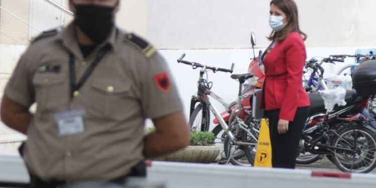 Si gënjeu publikisht mjeku kandidat për deputet i PD-së për përfitimi politik