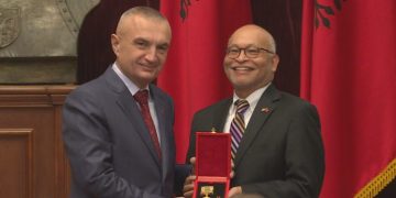 Ligji për presidentin, mazhoranca do të kufizojë “abuzimet” me dekorimet elektorale