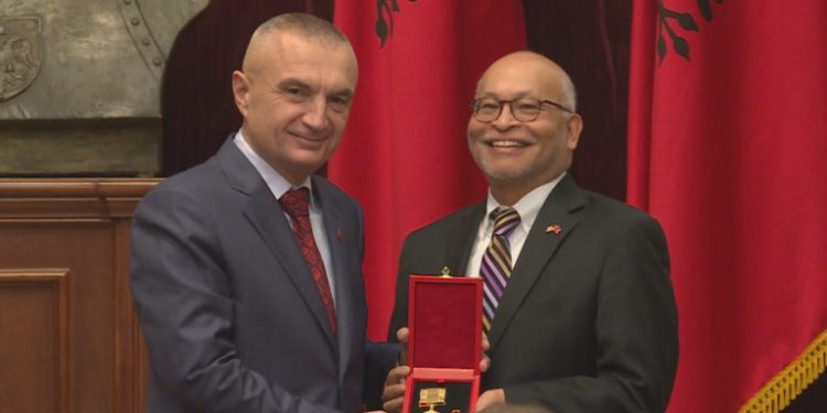 Ligji për presidentin, mazhoranca do të kufizojë “abuzimet” me dekorimet elektorale