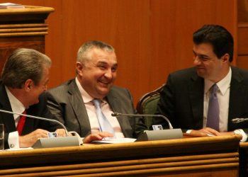 Skenari Berisha-Meta që nxjerr me “këpucë të kuqe” Lulzim Bashën: Njëri president, tjetri kryeministër e ministër i Brendshëm ndërsa Luli… “ngrohet në diell”
