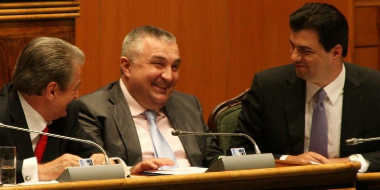 Skenari Berisha-Meta që nxjerr me “këpucë të kuqe” Lulzim Bashën: Njëri president, tjetri kryeministër e ministër i Brendshëm ndërsa Luli… “ngrohet në diell”