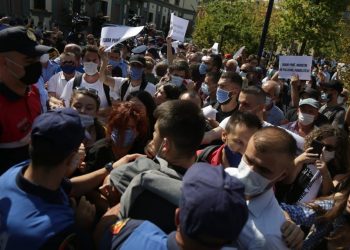 Prej më shumë se dy orësh në protestë, naftëtarët e Ballshit kërkojnë shlyerjen e 27 pagave të prapambetura
