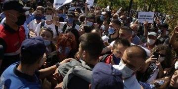 Prej më shumë se dy orësh në protestë, naftëtarët e Ballshit kërkojnë shlyerjen e 27 pagave të prapambetura