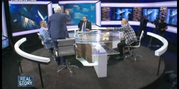 Tensionohet situata, Nazarko ngrihet në këmbë dhe i drejtohet Teliti: Lëri këto budallallëqe, se ika fare! Më dëgjo që të mësosh