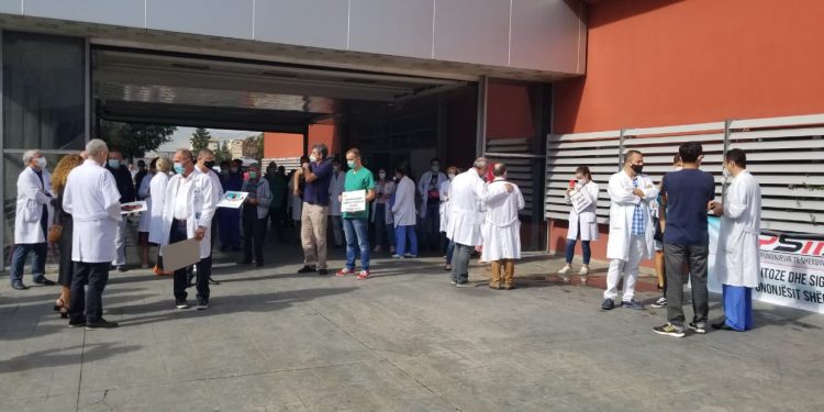 Braktisën punën dhe dolën në protestë, Rama injoron bluzat e bardha pasi i kërkoi takim