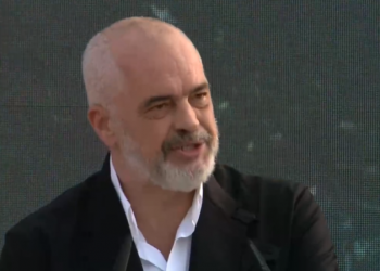 Edi Rama nuk i ndahet Vlorës: Jam deputeti juaj, mos dëgjoni thashethemet, tani radhën e ka aeroporti! Më ikën mendja kur thonë dil shiko realitetin