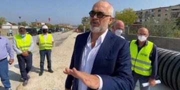 “Kusuret tona na dalin dhe na teprojnë”- Rama mesazh ‘atyre që nuk duan të kuptojnë’: Puna nis kur fillojnë analizat, studimet, jo kur sheh fadromat në terren!