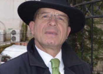 Profesor si Sazani nuk e gjen as në shpella! Zbulimi i radhës: Bajram Curri nuk kishte mustak dhe se pranonin në luftë pa e varur pushkën aty! Shpoi buzën me gjilpërë dhe e pranuan se u bë burrë