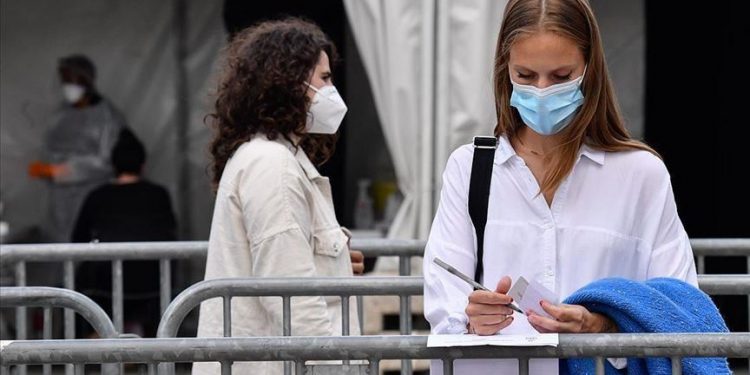 Numri i rasteve me COVID-19 në mbarë botën tejkalon 27 milionë