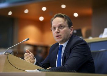 Vakancat në GJK, Varhelyi i vë kusht politikës: Mirëpres hapjen e procedurave! Procesi të përfundojë para Konferencës së Parë Ndërqeveritare