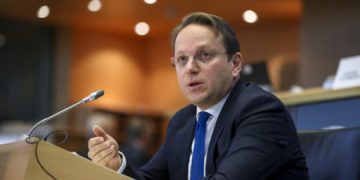 Vakancat në GJK, Varhelyi i vë kusht politikës: Mirëpres hapjen e procedurave! Procesi të përfundojë para Konferencës së Parë Ndërqeveritare