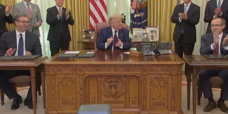 Vuçiç: Marrëveshjen e bëmë me SHBA, jo me Kosovën. Uashingtoni e përgënjeshtron