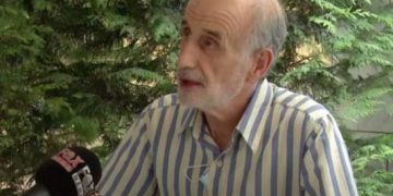 Doli pozitiv me Covid-19 bashkë me djalin, flet Edmond Tupe: Isha i lodhur dhe i këputur, por nuk e zura shtratin. Mu deshën dy ditë që të ngrihem