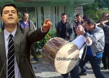 Mashtrimi qesharak, Berisha sërish blof: Publikon kushëririn e parë të Xhelal Mziut duke grisur teserën e Partisë Socialiste në fushatën e vitit 2016 (Foto)
