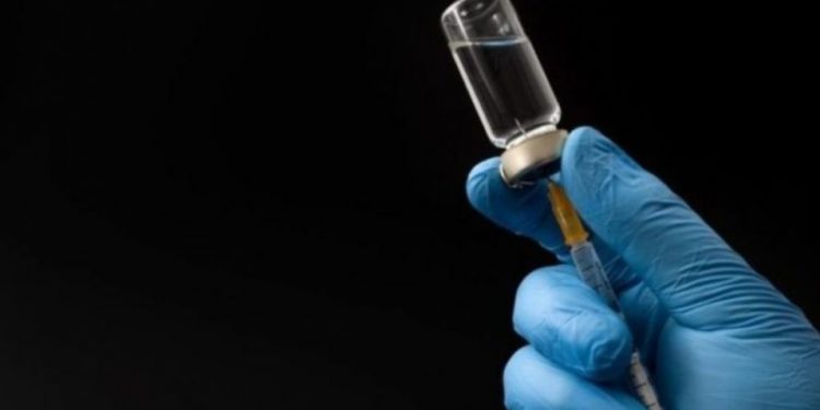 “Vaksina e gripit ka mbërritur”/ Manastirliu: Nesër fillon vaksinimi i mjekëve dhe infermierëve, ja grupet e tjera me prioritet