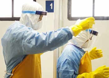 Epidemiologu i njohur anglez tregon veprimet që largojnë koronavirusin: Ja si mund ta fitoni betejën pa vaksinë!