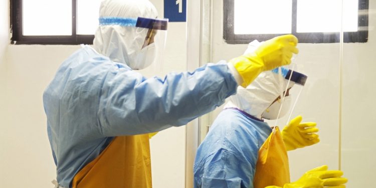 Epidemiologu i njohur anglez tregon veprimet që largojnë koronavirusin: Ja si mund ta fitoni betejën pa vaksinë!