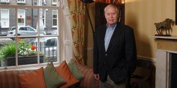 Historia e jashtëzakonshme e miliarderit që s’ka më asnjë kacidhe dhe është i lumtur! Ai fali 8 miliardë dollarë