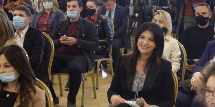 TV-të “fikin” kamerat për promovimin e partisë së Topallit, me përjashtim të TV-së së… familjes Berisha