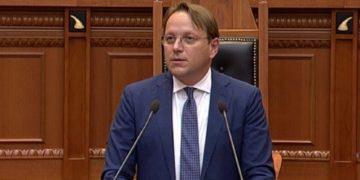 Veprimi i komisionerit Varhelyi që ‘tërboi’ Ilir Metën