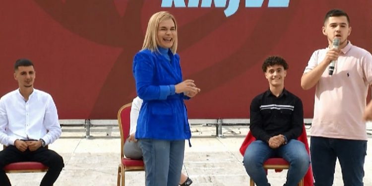 Puthje e përqafime në pandemi! Monika takon kalamajt e LRI: Policia si gjithmonë lejon talljet e saj me ligjin…pa maska