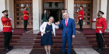 Meta pa maskë me ambasadoren e Francës, s’ndal propagandën dhe sulmin kundër integrimit: Shqipëria larg përmbushjes së kushteve për zhvillimin e Konferencës Ndërqeveritare