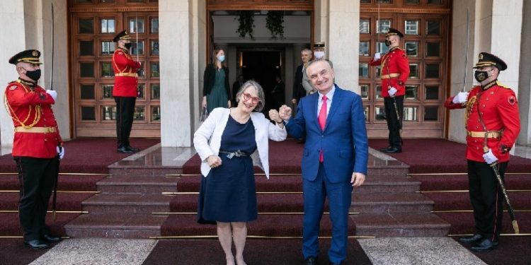 Meta pa maskë me ambasadoren e Francës, s’ndal propagandën dhe sulmin kundër integrimit: Shqipëria larg përmbushjes së kushteve për zhvillimin e Konferencës Ndërqeveritare