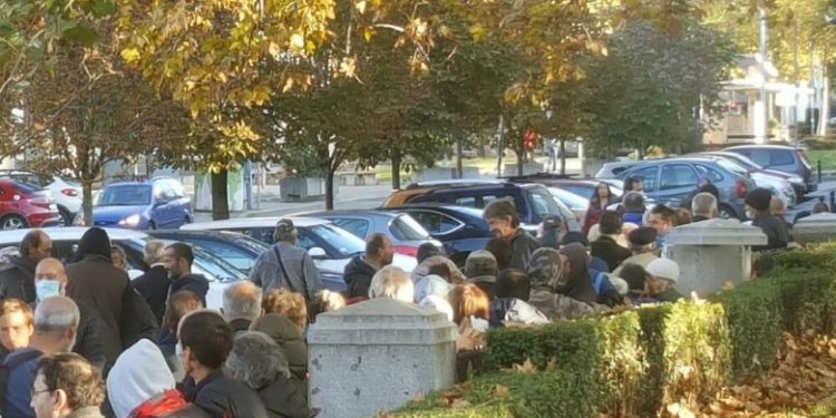 Radhë të gjata “për një copë bukë” në Beograd