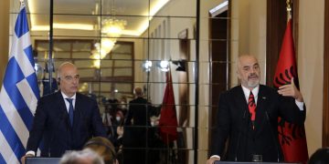 “Greqia fqinj i çmuar”, Rama me kollare me flamurin shqiptar në takimin me ministrin grek: Mbledhje të përbashkët mes dy qeverive, së shpejti heqim ligjin e luftës