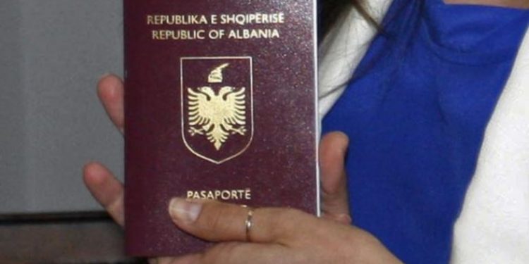 Emrat specifikë të skandalit: Meta dha 382 shtetësi për hir të ‘interesit kombëtar’, paraqiti si ‘heronj’ zyrtarë e biznesmenë të Kosovës të dënuar e akuzuar për vrasje, mashtrime, vjedhje dhe falsifikime