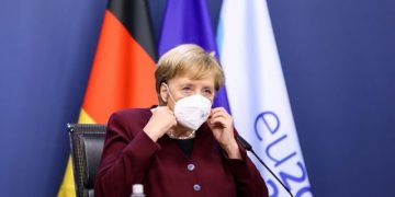“Jemi në fazën më kritike të Covid-19″/ Merkel thirrje të FORTË qytetarëve, lëshon paralajmirimin: Ju lutem hiqni dorë nga…!(Video)