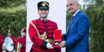 Një dekoratë, një votë!