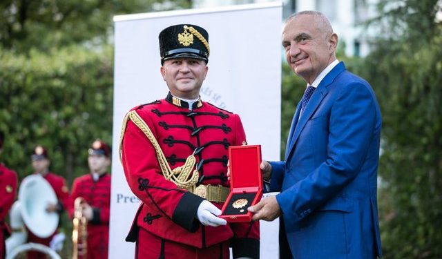 Një dekoratë, një votë!