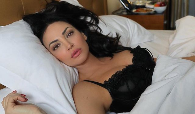 “E famshme apo gjysmake”!?  Bleona Qerreti pushton median prestigjioze ndërkombëtare: Publikojnë fotot  e këngëtares dhe befasojnë me ato që shkruajnë