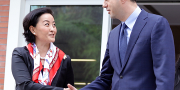 Ishte një epsiod shumë për të qeshur! Ambasadorja Yuri Kim tregon pse e quan kryedemokratin “Luli Basha”