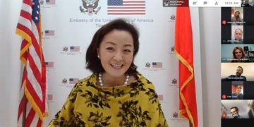 Ambasadorja amerikane, takim me gazetarët në kulmin e presioneve dhe kërcënimeve nga presidenti Meta