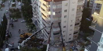 Shokuese/ Tërmeti në Izmir, shikoni si mbahet në “këmbë” pallati gjigant nga 3 vinça, nëse shembet ndodh një tjetër tragjedi (Fotot që po qarkullojnë me shpejtësi në internet)