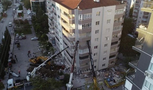 Shokuese/ Tërmeti në Izmir, shikoni si mbahet në “këmbë” pallati gjigant nga 3 vinça, nëse shembet ndodh një tjetër tragjedi (Fotot që po qarkullojnë me shpejtësi në internet)