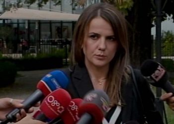 Bllokoi foltoren e Kuvendit dhe gjuajti me grusht mikrofonin! Rudina Hajdari reagon e revoltuar pas miratimit të Kodit Zgjedhor, sulmon ashpër opozitarët: Erdhët rastësisht në Parlament!