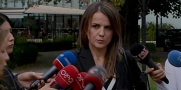 Bllokoi foltoren e Kuvendit dhe gjuajti me grusht mikrofonin! Rudina Hajdari reagon e revoltuar pas miratimit të Kodit Zgjedhor, sulmon ashpër opozitarët: Erdhët rastësisht në Parlament!