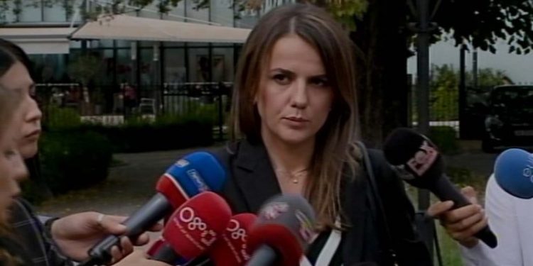 Bllokoi foltoren e Kuvendit dhe gjuajti me grusht mikrofonin! Rudina Hajdari reagon e revoltuar pas miratimit të Kodit Zgjedhor, sulmon ashpër opozitarët: Erdhët rastësisht në Parlament!