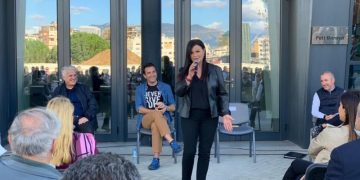 Pasi këndoi ‘live’ në Asamblenë e PS, Eli Fara habit me krahasimin: Kam jetuar në Amerikë, por…