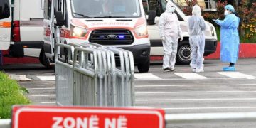 Nuk përmbahet gazetarja, nxjerr prapaskenat e forta: Shqiptarët nuk do të vdesin nga COVID-i, por nga mjekët. Ja skema që përdorin