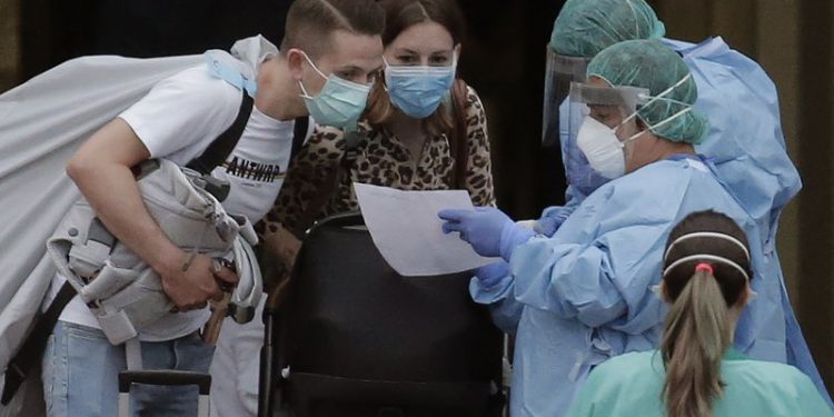 Maskat me detyrim, ekspertët ndërkombëtarë: Pa vlerë në luftën ndaj koronavirusit, po shfrytëzohet situata për kredo politike